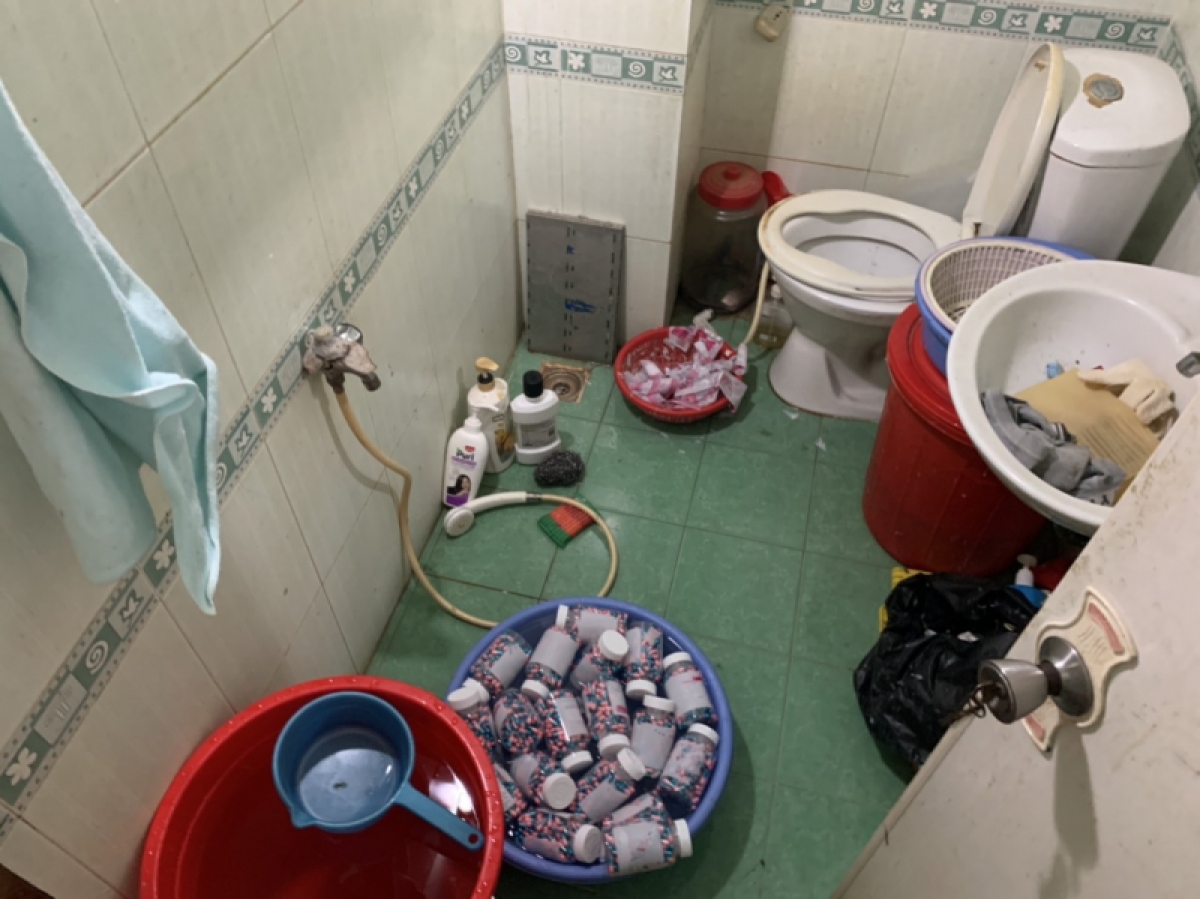 Sàn nhà vệ sinh để sản xuất thuốc giả