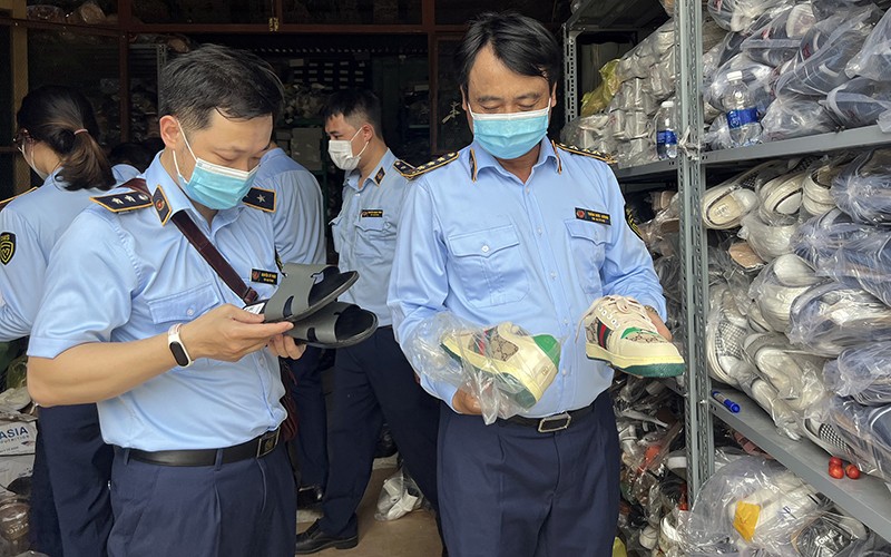 Lực lượng quản lý thị trường kiểm tra, khám xét kho chứa hàng giả tại Thanh Hóa. (Ảnh QUANG HÙNG) 