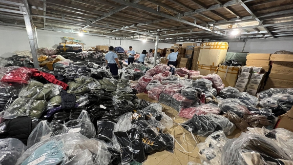 Phát hiện đủ mặt hàng nhái Adidas, Gucci trong tổng kho lớn nhất Tuyên Quang