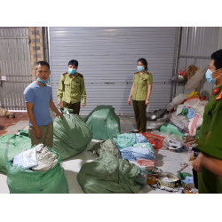 Thu giữ số lượng lớn áo chống nắng có dấu hiệu giả nhãn hiệu GU