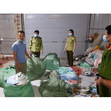 Thu giữ số lượng lớn áo chống nắng có dấu hiệu giả nhãn hiệu GU